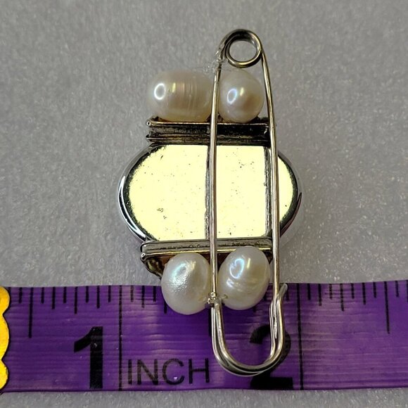 White Oval Brooch with Faux White Pearls Pin - Picture 6 of 8